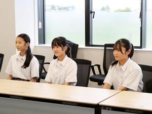 大会様子を話す生徒たち