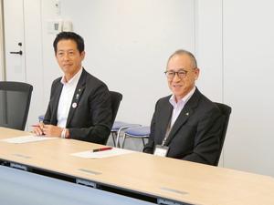 言葉をかける教育長