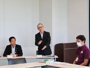 教育長が話す様子