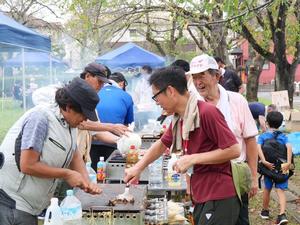 焼きそばを作る自治会の皆さん