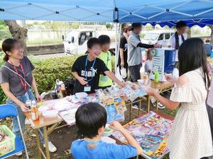 笑顔でくじ引きブースを取り仕切る子供たち