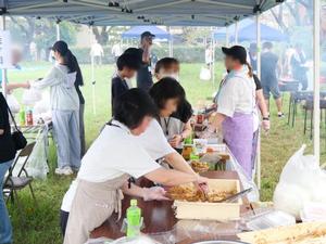 出来上がった焼きそばをパックに詰める自治会の皆さん
