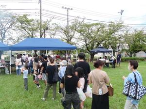 焼きそばを求める皆さんの大行列