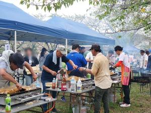自治会の皆さんと一緒に焼きそばを作る市長