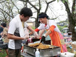 自治会の皆さんと一緒に焼きそばを作る市長