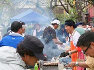 自治会の皆さんと一緒に焼きそばを作る市長