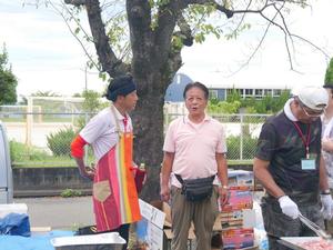 自治会の方と話をする市長