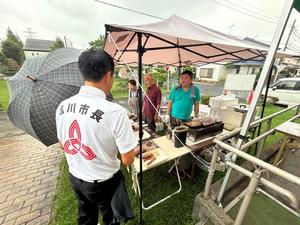 自治会の皆さんと交流する市長