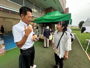 自治会の皆さんと交流する市長