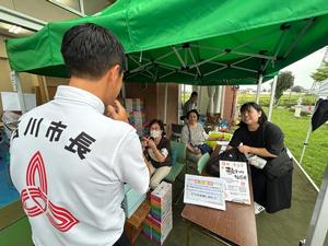 自治会の皆さんと交流する市長