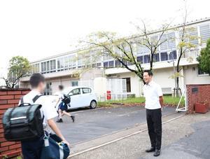笑顔で登校生徒に挨拶をする市長