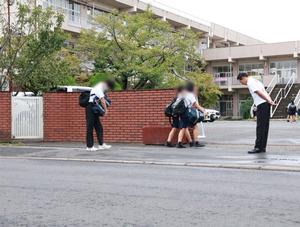 登校生徒に挨拶をする市長