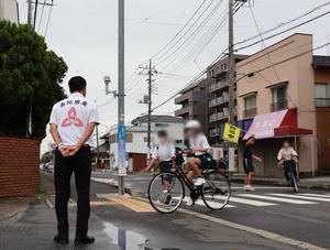 笑顔で登校生徒に挨拶をする市長