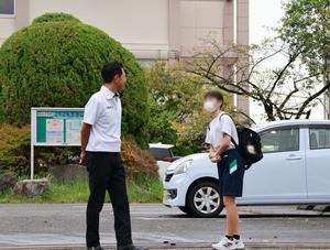 笑顔で登校生徒に挨拶をする市長