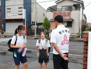 笑顔で市長に話しかける生徒さん
