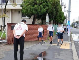 登校生徒に挨拶をする市長