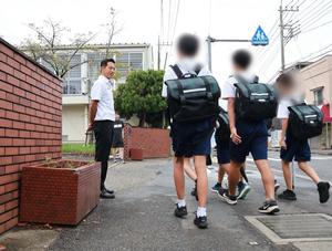 笑顔で登校生徒に挨拶をする市長