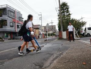 笑顔で登校生徒に挨拶をする市長