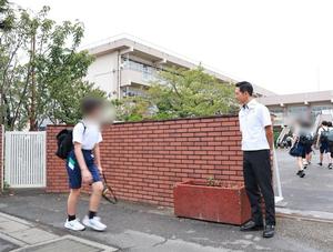 笑顔で登校生徒に挨拶をする市長