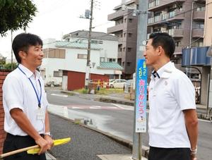 校長と話をする市長