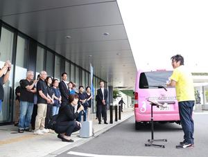 東京2025デフリンピックキャラバンカー出迎えの様子