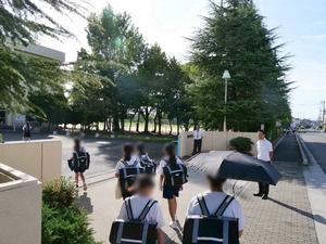 笑顔で登校生徒に挨拶をする市長