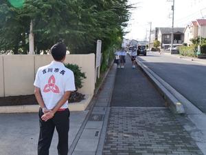 校門に立つ市長