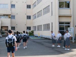 生徒会の役員選挙に立候補している生徒たちの選挙運動