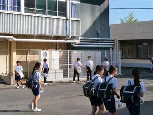 生徒会の役員選挙に立候補している生徒たちの選挙運動