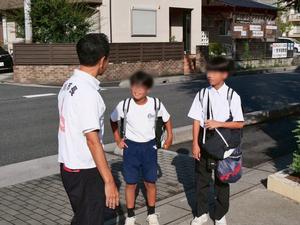 笑顔で市長に声をかける生徒さん