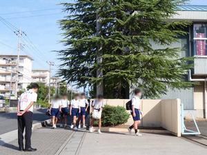 登校生徒に挨拶をする市長