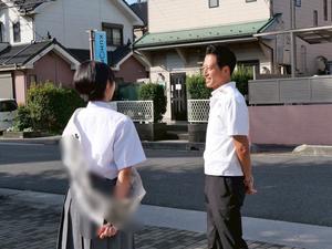 生徒会役員選挙に出馬する生徒さんから声をかけられる市長