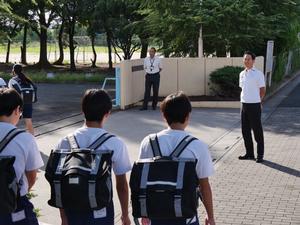 笑顔で登校生徒に挨拶をする市長