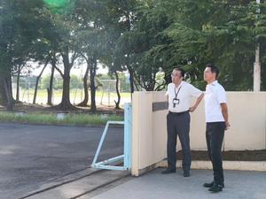 校長と話をする市長