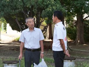 先生と話をする市長