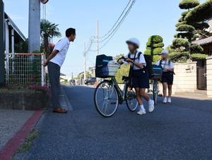 登校生徒に挨拶をする市長