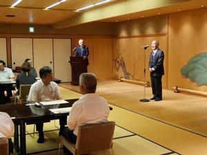 挨拶をする立原会長