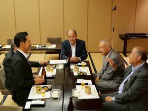 皆さんと話をする市長