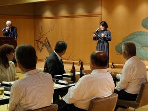 乾杯の挨拶をする高鹿さん