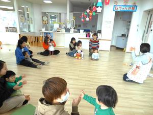 『幸せなら手をたたこう』の手遊びをみんなで楽しんでいる様子