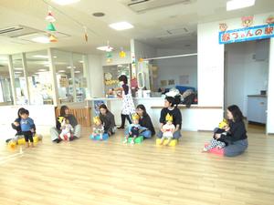 入場した誕生児とママが並んで座っている様子