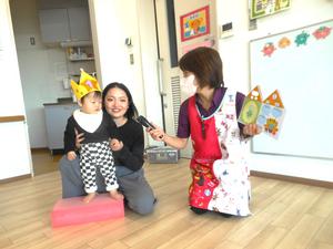 誕生児の紹介でママにインタビューしている様子