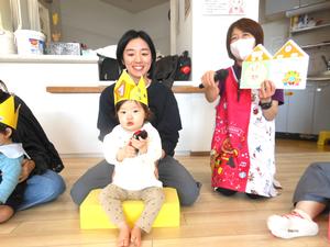 車のおもちゃを持った誕生児とインタビューに答えるママの様子