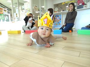 お友だちの紹介時にずりばいで席を離れる誕生児の様子