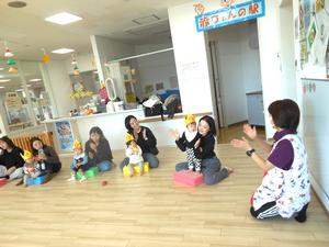 『ハッピーバースデートゥーユー』の歌を一人ずつにうたっている様子