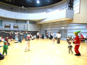 「イチゴサンタクロースと踊りましょう」をみんなで踊っている様子