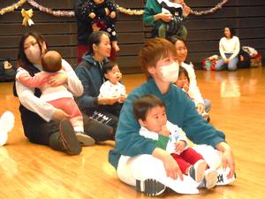 ママの膝に座ってパネルシアターを見ている子ども達の様子