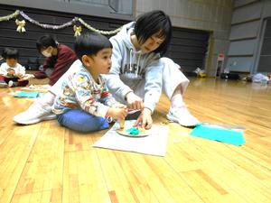 クリスマスリースを作っている親子の様子