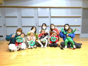 完成したクリスマスリースを持って写真を撮る5組の親子