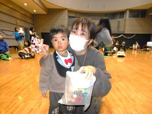 ビンゴで木製の電車のおもちゃをゲットした親子の写真